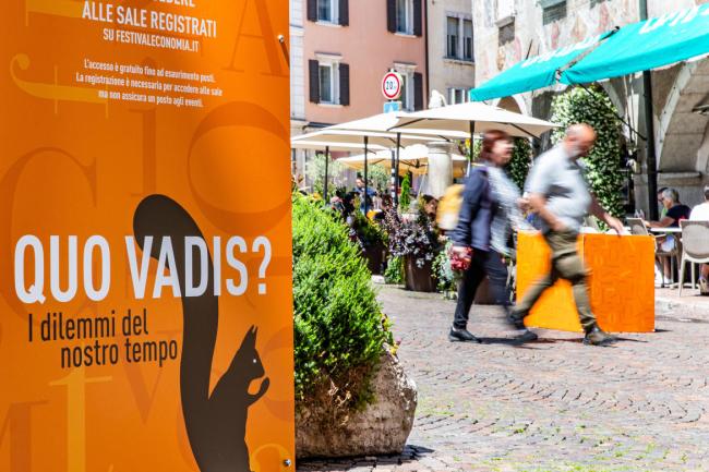 Totem del Festival dell'Economia di Trento in piazza Duomo